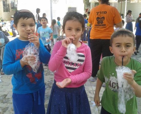 קייטנת_פסח_רחובות_ילדים_עם_בועות_סבון_2